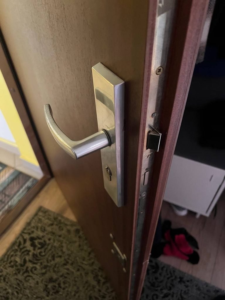 Klamka i zamek w drzwiach — zakres prac ślusarskich