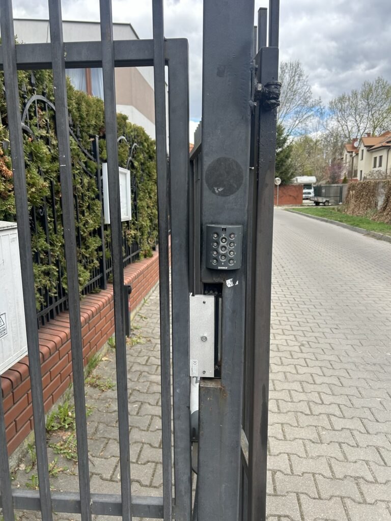 Klamka i klawiatura kontroli dostępu przy furtce